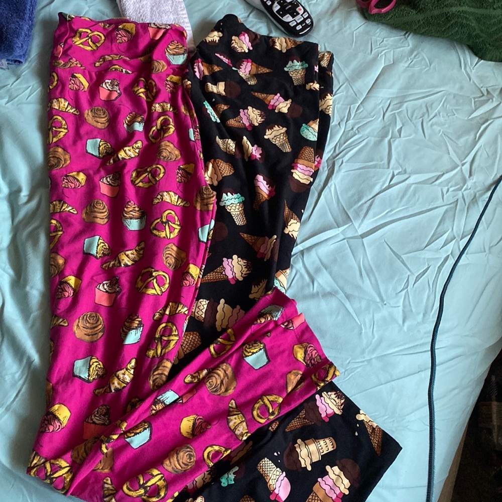 New w/o tags.   Never worn LuLaRoe Snack Print leggings. Size T/C.